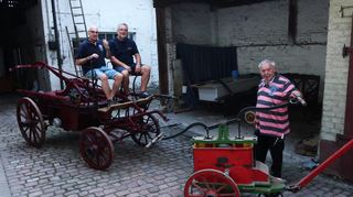 Jürgen Brenneisen (v.l.), Rainer Harbarth und Klaus Koschel präsentieren die beiden historischen Spritzen der Freiwilligen Feuerwehr Heddesheim.