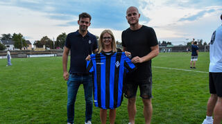 Ein Trikot von Waldhof-Sportchef Tim Schork (l.) und Kapitän Marcel Seegert für Silke Neumann, die Mutter des verstorbenen Fans.