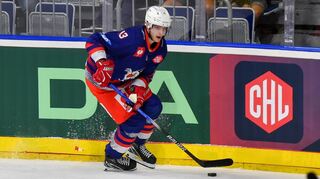 Stefan Loibl zeigt als Mittelstürmer zwischen Tom Kühnhackl und Kris Bennett eine starke Frühform bei den Adlern Mannheim.