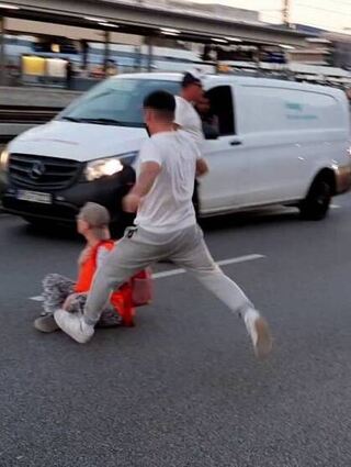 Am Mittwoch trat ein Autofahrer brutal auf Demonstranten ein.