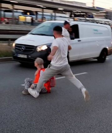 Am Mittwoch trat ein Autofahrer brutal auf Demonstranten ein.