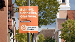 Mit einer Flut von Plakaten wirbt das Unternehmen Deutsche Giganetz in Edingen für seine Glasfaseranschlüsse.