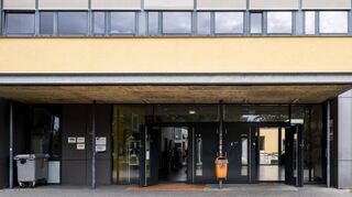 Haupteingang des Gymnasiums in Edenkoben: Auf dem Schulweg wurde am Montag ein Mädchen entführt und später von der Polizei befreit.