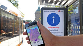 Ob an Stadtbahnhaltestellen, hier auf den Mannheimer Planken, oder per Handy – überall kamen die Informationen zum Warntag an.