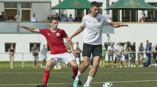 Auch Lindenhofs Nachwuchsstürmer Moritz Miller (li., hier gegen Neckaraus Efe Erciyas) gehört zu den positiven Überraschungen des MFC 08.
