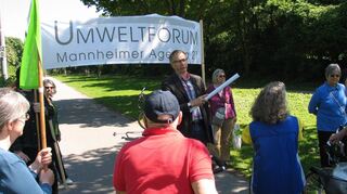 Kritische Auseinandersetzung mit den Buga-Plänen: Umweltforum-Vorstand Andreas Schöber im August 2013 bei einer Begehung am Neckarufer (Höhe Luisenpark). Seine Vorstandskolleginnen Gabriele Baier (l.) und Ursula Weiß, Altstadträtin der CDU, halten das Transparent.