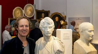Museumschef Alexander Schubert mit Promis des 19. Jahrhunderts: Eine Büste von Bertel Thorwaldsen zeigt Ludwig I. Daneben Napoleon Bonaparte.