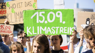 Ein Schild mit der Aufschrift «15.09. Klimastreik» wird bei einer Pressekonferenz von Fridays for Future um Bilanz zu ziehen und Ausblicke zu geben am Rande des Tages der offenen Tür der Bundesregierung vor dem Bundeskanzleramt in die Höhe gehalten.