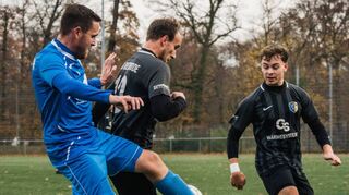 Umkämpfte Szene aus dem letzten Riedderby, damals noch eine Klasse tiefer: Hofheims Spielertrainer Maximilian von Dungen (l.) gegen die beiden Riedroder Perica Bozanovic und Luca Gregor Dieken (r.).