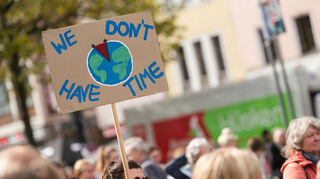 Eine Demonstrantin hält beim Klimastreik ein Plakat mit der Aufschrift „We don’t have Time“ (Wir haben keine Zeit).