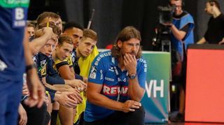 Nachdenklich: Löwen-Trainer Sebastian Hinze war mit dem Bundesliga-Auftakt seiner Mannschaft alles andere als einverstanden und will nun schnell in den Rhythmus kommen.