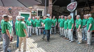Eine eingeschworene Männerrunde: die Herren des Sängerbund Liederkranz 1892 Oftersheim e.V. mit Chorleiter Thomas Kästner am Klavier.