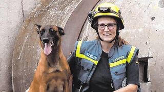 Eveline Kümper mit ihrer Hündin Kaskia.