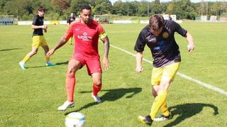 SG-Kapitän Brandon Wiley (M.) wurde beim Heimsieg über United Weinheim mit seinen beiden Treffern zum Matchwinner.