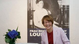 Elke Büdenbender, Frau von Frank-Walter Steinmeier, vor dem Bild von Louise Ebert, Gattin des Reichspräsidenten Friedrich Ebert.