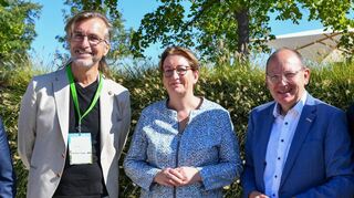 Erhard Schollenberger vom Verband Garten-, Landschafts- und Sportplatzbau, Bundesbauministerin Klara Geywitz und OB Christian Specht (v.l.).