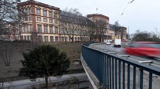 Die Überführung an der Abfahrtsrampe der Konrad-Adenauerbrücke in Richtung Schloss.