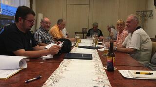 Beim Gewerbeverein: Ehrenvorsitzender Klaus Schäfer (2. v. l.), Ko-Vorsitzende Sandrina Künster (2. v. r.) und Neckaraus GdS-Chef Bernd Schwinn (r.)