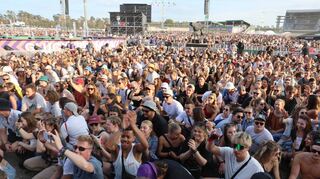 Glückliche Gesichter, so weit das Auge reicht: Die Mischung des neuen Festivalkonzepts aus Konzert, Party und Rummelplatz kommt beim Publikum glänzend an.