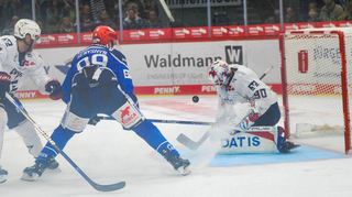Adler-Torhüter Felix Brückmann hatte in Schwenningen alle Hände voll zu tun. Hier pariert er den Schuss von Wild-Wings-Stürmer Zach Senyshyn.