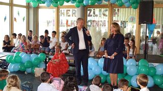 Der Schulleiter der Franklinschule Oliver (links) und die Schulleiterin der Spinellschule, Sabine Stechl, begrüßen die Erstklässler und deren Begleiter.