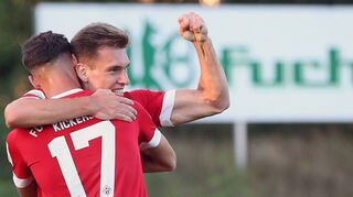 Ivan Franjic und Marius Wegmann freuen sich über die errungene Tabellenführung in der Regionalliga Bayern.