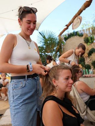 Auf dem Festival kann man sich auch frisieren lassen.