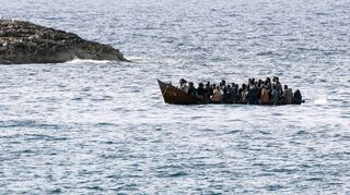 Gerade in diesen Tagen erreichen wieder Tausende Menschen mit Booten über das Mittelmeer italienisches Staatsgebiet.