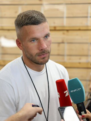 Lukas Podolski beim Pressegespräch.