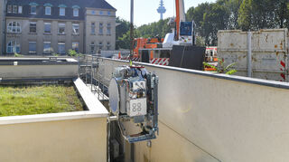 Am Haken des Krans: Das hochmoderne Gerät zur Bestrahlung von Krebspatienten im Mannheimer Uniklinikum beim Transport an seinen Platz.