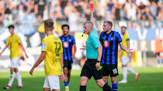 Schiedsrichte Timo Gansloweit zeigt Laurent Jans die Gelb-Rote Karte