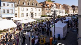 Der 27. Bauernmarkt Speyer zieht auch dieses Jahr mit seinen Produkten aus Landwirtschaft und Handwerk und den zahlreichen Buden und Ständen viele Besucher aus nah und fern an, um auf der Maximilianstraße zu flanieren.