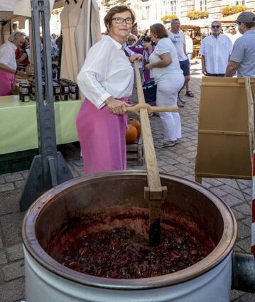 Die Landfrauen Mutterstadt kochen Latwerge frisch ein – Ute rührt um.