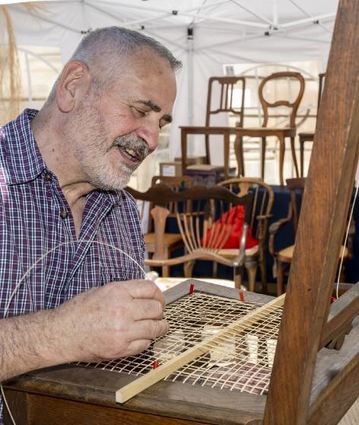 Horst Arens zeigt am Stand seiner Stuhl-flechterei Römerberg seine Fähigkeiten.