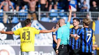 Schiedsrichter Timo Gansloweit zeigt Julian Riedel (2.v.r) nach 13 Minuten Rot. Davon erholte sich der SVW nicht mehr.