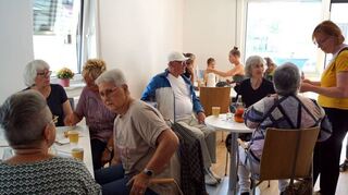 Bei Kaffee, Kuchen und kühlen Getränken fand das generationsübergreifende Miteinander im neuen Nachbarschaftstreff seine Fortsetzung.