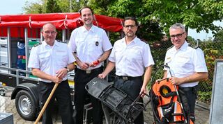 Klaus Sieber (v.l.), Kristof Kopp, Marco Lorig und Jens Stiegel bei der Übergabe der neuen Waldbrand-Spezialausrüstung am Tag der offenen Tür der Freiwilligen Feuerwehr Feudenheim.