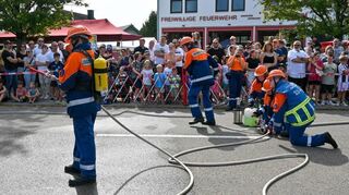 Schläuche auslegen, Verteiler setzen, dann Wasser marsch: Die Jugendfeuerwehr bei einer Übung beim Tag der offenen Tür der Freiwilligen Feuerwehr Feudenheim.