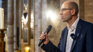 Charles Harrison ist an der Kathedrale von Chichester Director of Music und erzählt in Speyer vor der Chororgel im „Präludium“ genannten 30-minütigen offenem Gespräch über sich und sein Wirken.
