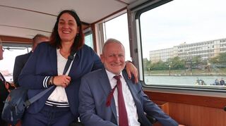 Taufpatin Sigrid Blenke und Staatssekretär Thomas Blenke am Steuer des neuen Polizeistreifenboots.
