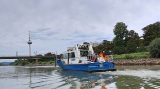 Das frisch getaufte Polizeistreifenboot „Kurpfalz“ der Wasserschutzpolizei Mannheim bei seiner Jungfernfahrt auf dem Neckar.