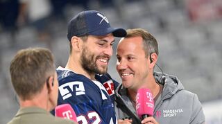 Neuer und alter Rekordhalter: Matthias Plachta (Mitte) überflügelte mit seinem 163. Tor im Adler-Trikot Christoph Ullmann (re.), der nach seiner Profi-Karriere unter anderem als Experte bei Magenta Sport arbeitet.