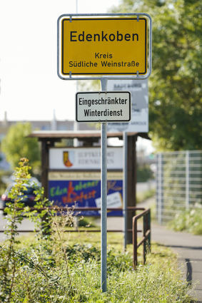 Ein verurteilter Sexualstraftäter wurde aus dem Gefängnis entlassen und stand unter Beobachtung der Behörden - doch nur rund zwei Monate später soll er in Edenkoben am Montag eine Zehnjährige auf dem Schulweg entführt und mutmaßlich missbraucht haben.