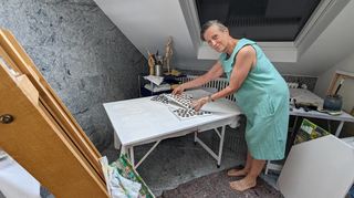 Dagmar Klopsch-Güntner mit ihrem neuesten Werk aus Spiegeln.