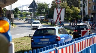 Ein Ärgernis für viele Autofahrer: Vom Parkring kommend Richtung Heidelberg ist an der Konrad-Adenauer-Brücke eine Spur gesperrt.