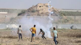 2023 gab es in Israel und den Palästinensergebieten so viele Tote wie seit Jahren nicht mehr. Hier protestierende Palästinenser im Gazastreifen am Grenzzaun zu Israel.