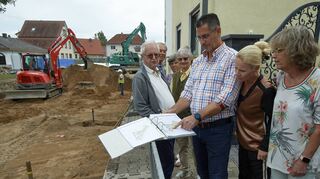 Kritischer Blick auf die Neugestaltung vor der Haustür. Saad Masraf (mit Ordner) hat zahlreiche Unterschriften gesammelt, mit denen er die Stadt konfrontieren will.