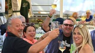 Besucher des Wurstmarkts lassen sich den Wein schmecken.