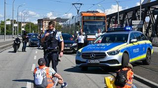 Wenn sich Klimaaktivisten wie hier in Mannheim an der Straße festkleben, muss die Polizei anrücken. Das kann für Spannungen zwischen beiden Gruppen sorgen.