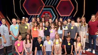Die Klasse 6.1 vom Johanna-Geissmar-Gymnasium mit Tobias Krell (r.) und Clarissa Corrêa da Silva (l.) bei „Die beste Klasse Deutschlands“.